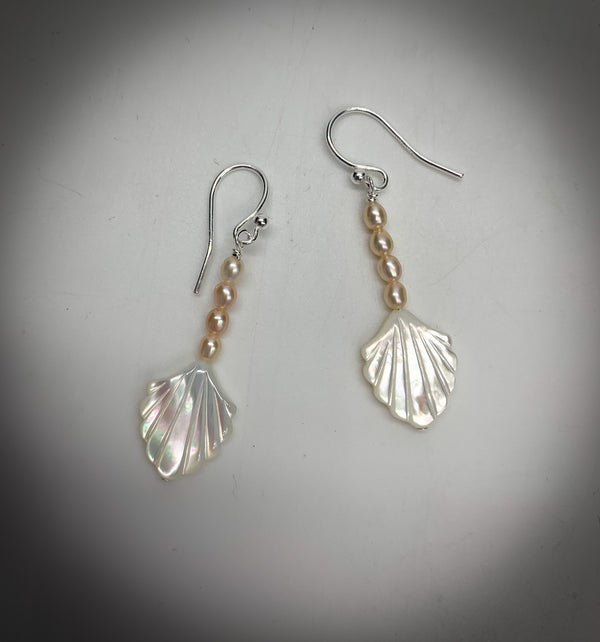 MOP Scallop Shell w/Peach Pearl Earrings